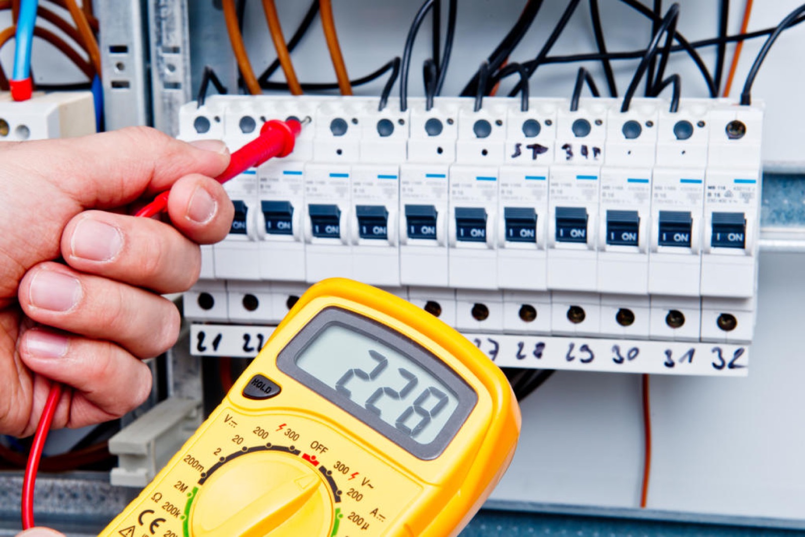 Spanning meten op een zekeringkast met een multimeter